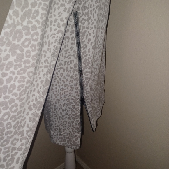 Stella & Dot Grey Leopard Side Zip Pullover Sweater size Small - Picture 5 of 13